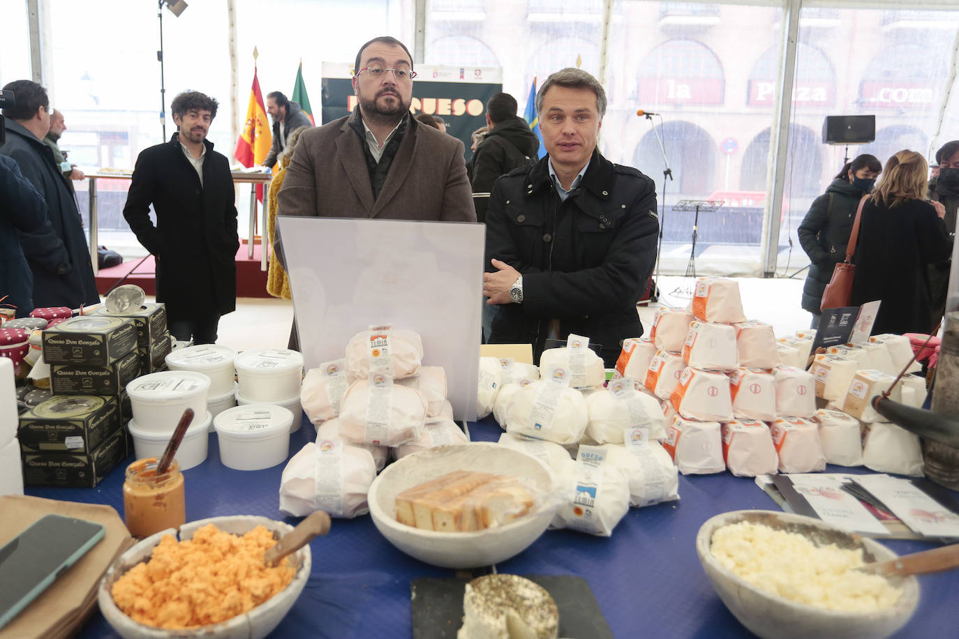 El presidente del Principado de Asturias, Adrián Barbón, visita la Feria Iberqueso de Valencia de Don Juan, acompañado por el alcalde de la localidad, Juan Pablo Regadera y la diputada Andrea Fernández, entre otras autoridades.