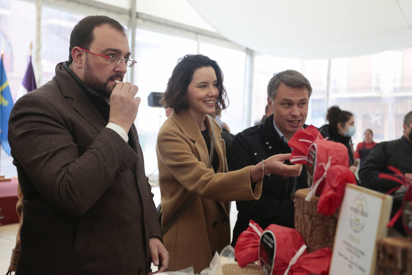 El presidente del Principado de Asturias, Adrián Barbón, visita la Feria Iberqueso de Valencia de Don Juan, acompañado por el alcalde de la localidad, Juan Pablo Regadera y la diputada Andrea Fernández, entre otras autoridades.