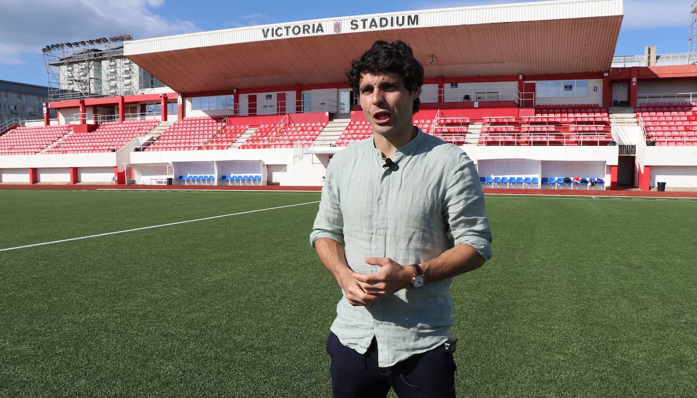 El futbolista leonés vive en Gibraltar una nueva experiencia y suma su país número 14 en su carrera.