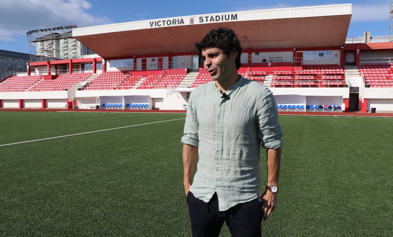 El futbolista leonés vive en Gibraltar una nueva experiencia y suma su país número 14 en su carrera.