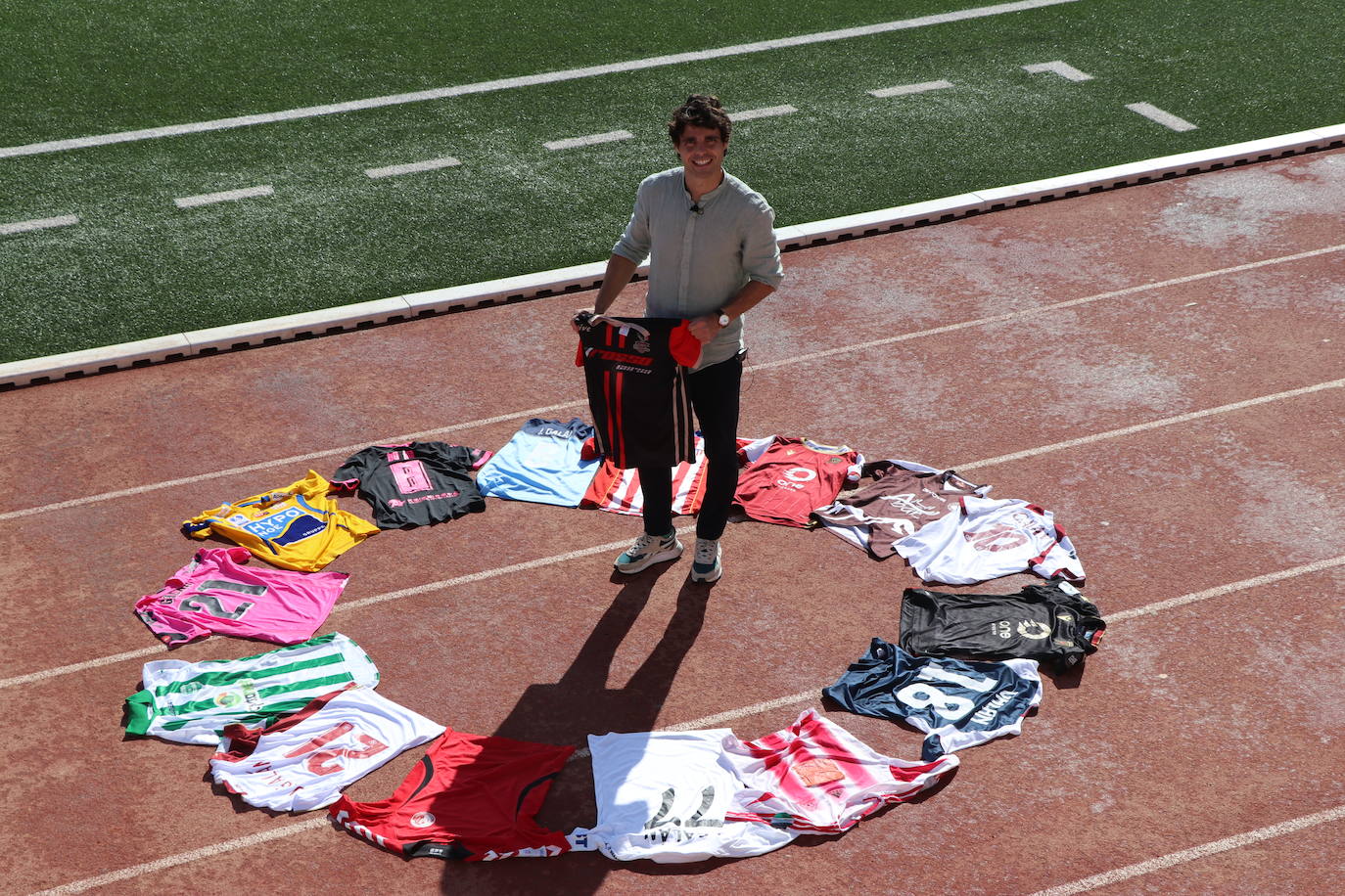 El futbolista leonés vive en Gibraltar una nueva experiencia y suma su país número 14 en su carrera.