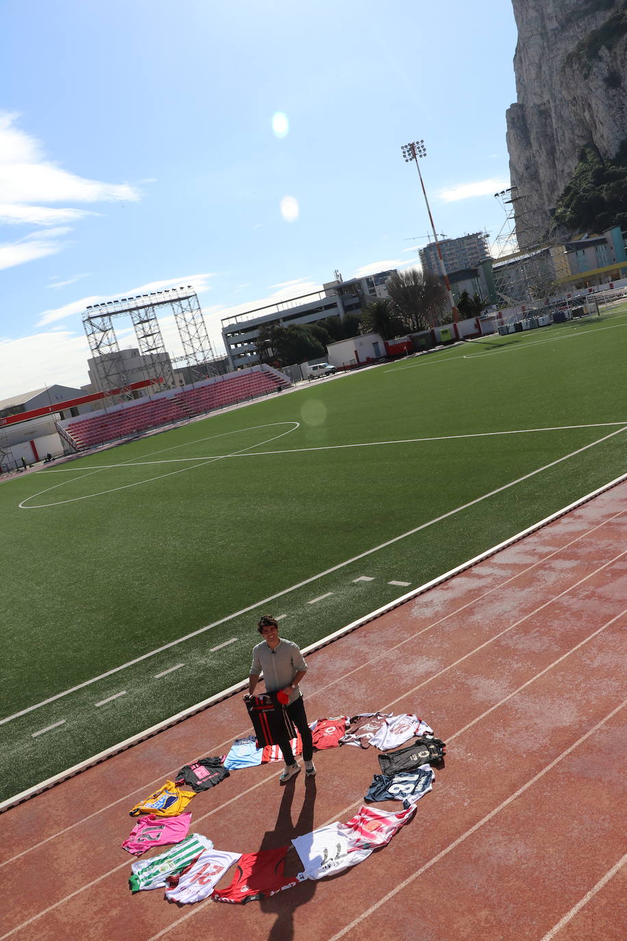 El futbolista leonés vive en Gibraltar una nueva experiencia y suma su país número 14 en su carrera.