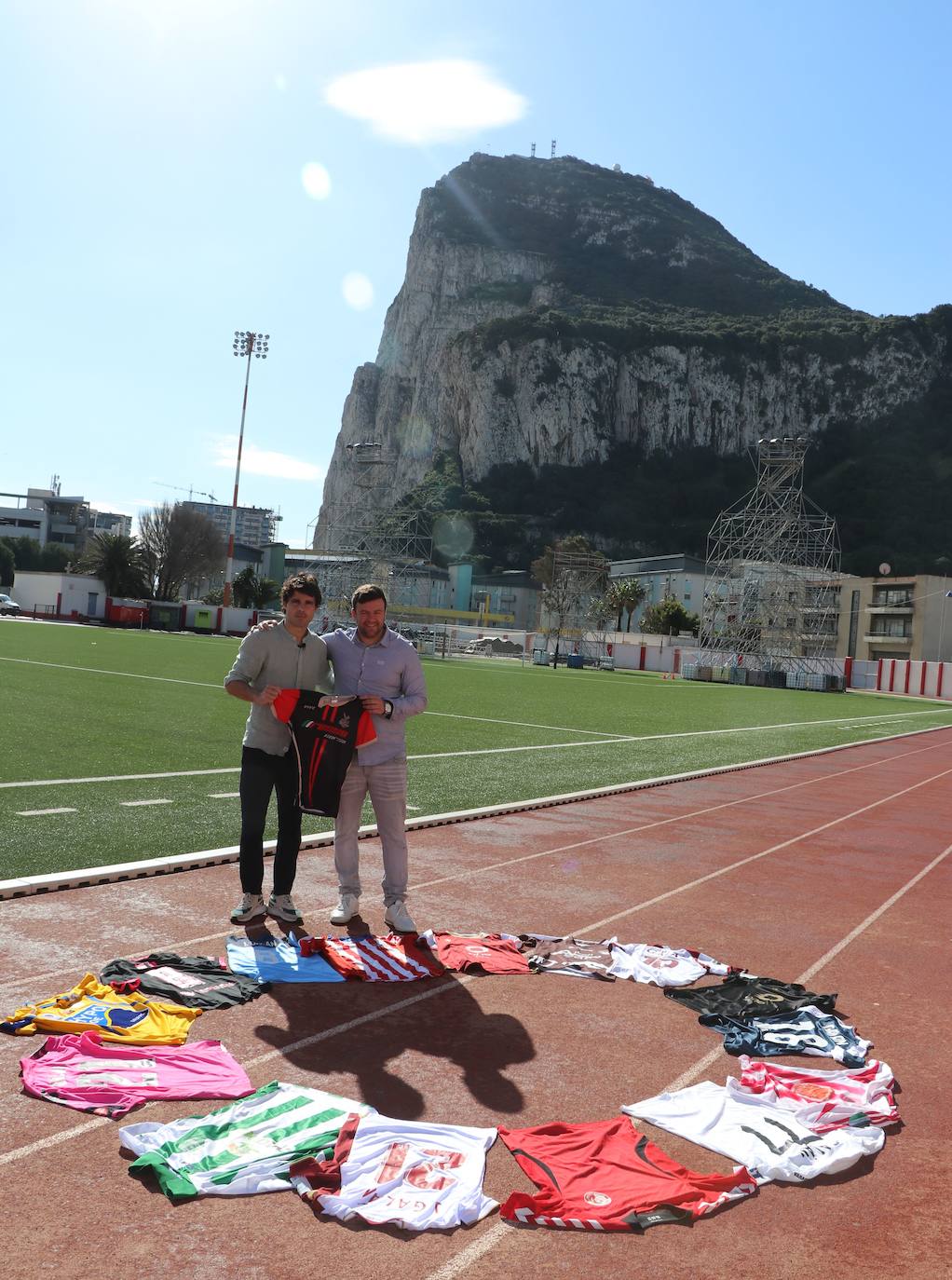 El futbolista leonés vive en Gibraltar una nueva experiencia y suma su país número 14 en su carrera.