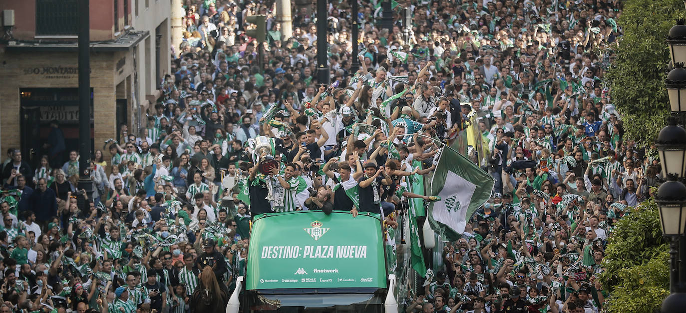 Una enorme multitud sigue al autocar con los jugadores del Betis durante su recorrido por la Avenida de la Constitución con destino al ayuntamiento de Sevilla, para celebrar su título de Copa del Rey.