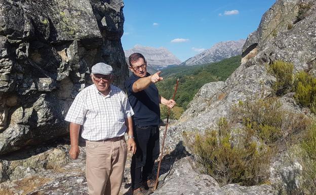 D. Julián González Prieto a la izquierda de la foto, guiado por un celtíbero, sobre el terreno, realizando el trabajo de campo que tan pocos hacen. 