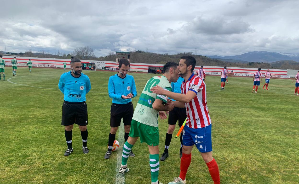 Saludo de capitanes en el encuentro entre el Atlético Bembibre y el CD La Virgen. 