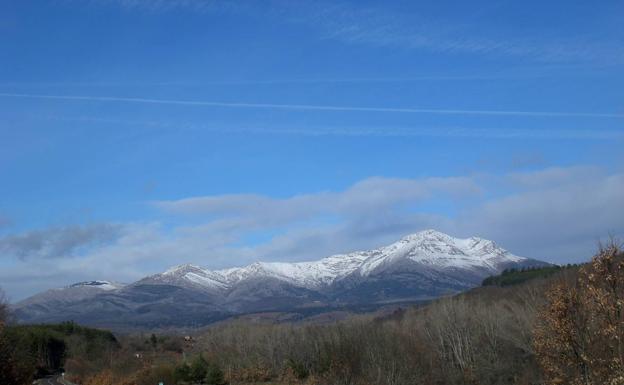 Ladera Sur de la majestuosa Peñacorada. un ejemplo flagrante de la adulteración que ha sufrido el Vexu Camin, queda patente en el tramo comprendido entre Puente Almuhey y Boñar: ni pasa por la cara Sur de Peñacorada ni por S. Pedro de Foncollada ni por la Serna, en la obra original del descubridor e investigador sí pasa por esos lugares.