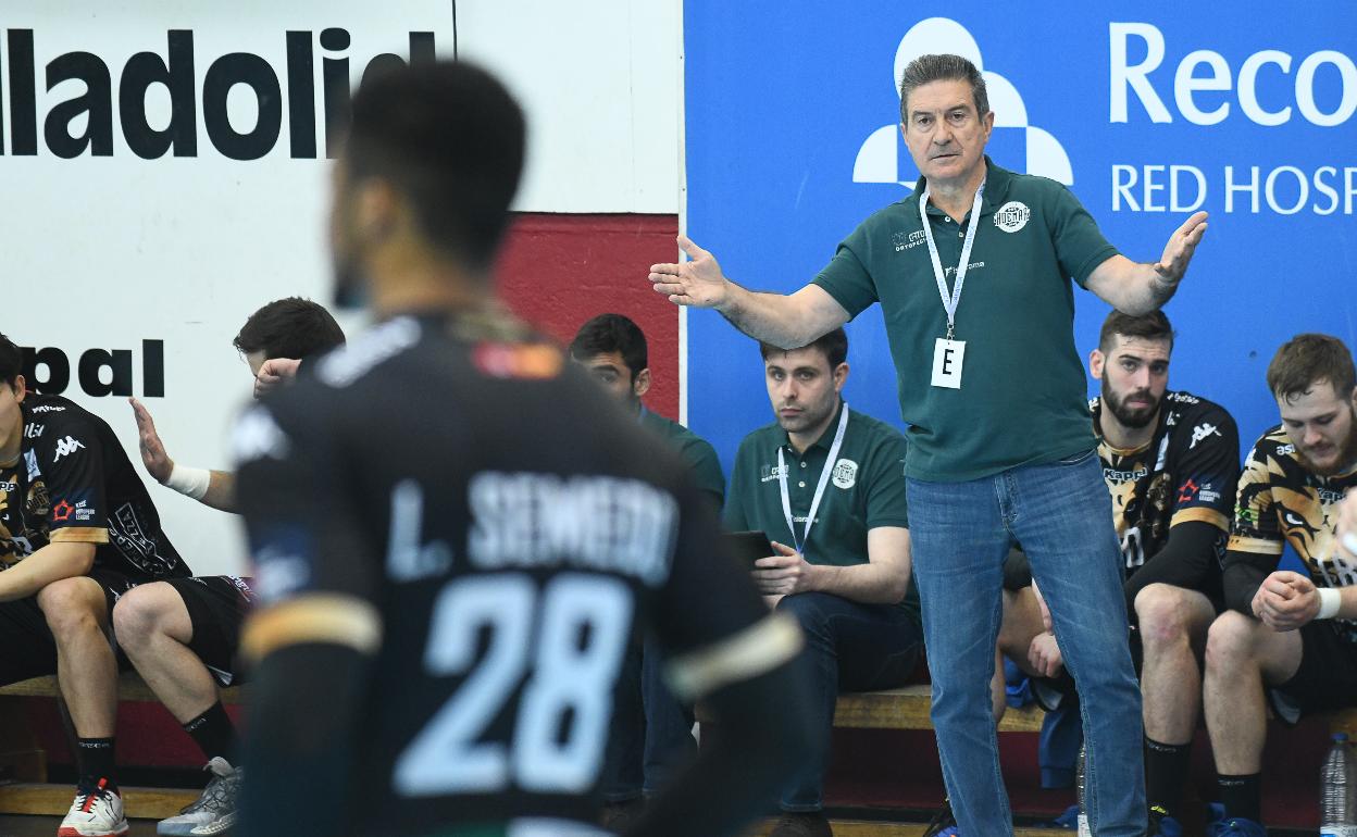 Manolo Cadenas, entrenador del Abanca Ademar en el partido de este domingo. 