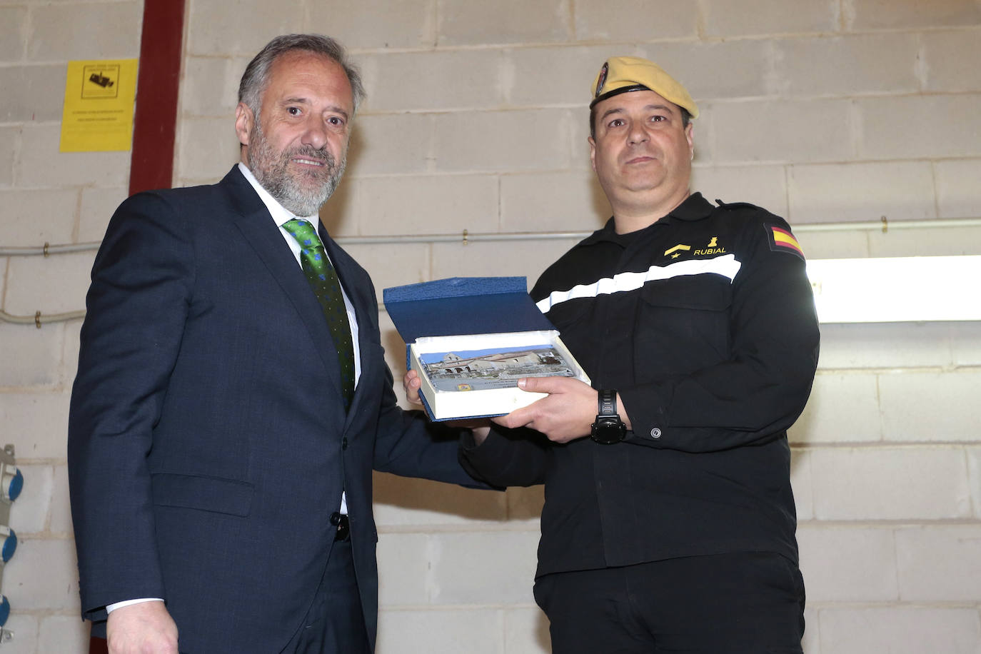 Acto de homenaje al V Batallón de la Unidad Militar de Emergencias y a Protección Civil, organizado por la Junta Vecinal de Brugos de Fenar.