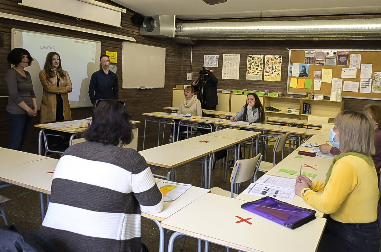 La delegada territorial de la Junta en León, Ester Muñoz, visita la Escuela Oficial de Idiomas para agradecer la labor de los profesores que de manera gratuita están dando clases de español a los ucranianos recién llegados a la provincia.