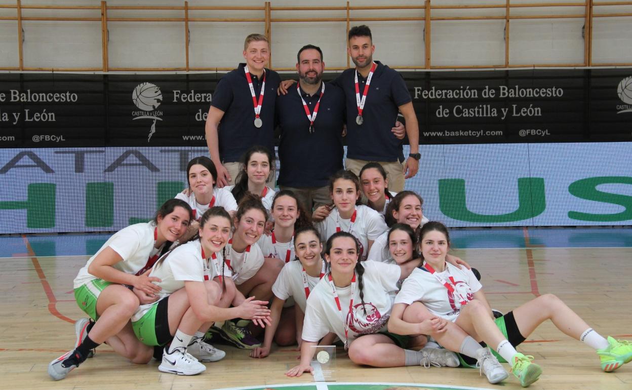 El equipo leonés festejó su medalla de plata.