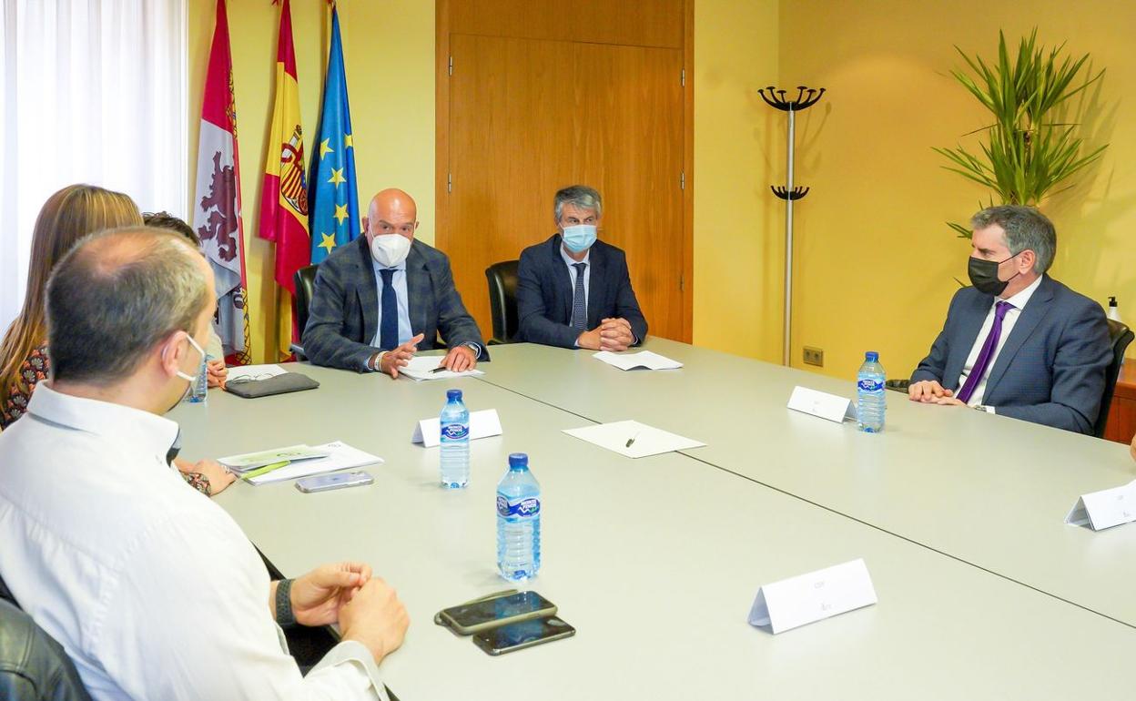 El consejero de la Presidencia, Jesús Julio Carnero, ha presidido esta martes, en Valladolid, la reunión con los sindicatos integradores de la mesa general de negociación de los empleados públicos de la Administración de Castilla y León. 