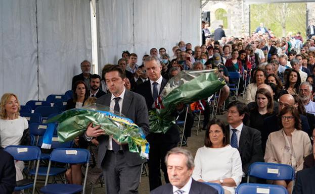 Urkullu realiza la ofrenda floral tras el agregado de la embajada de Ucrania en Madrid, Sergii Solovey.