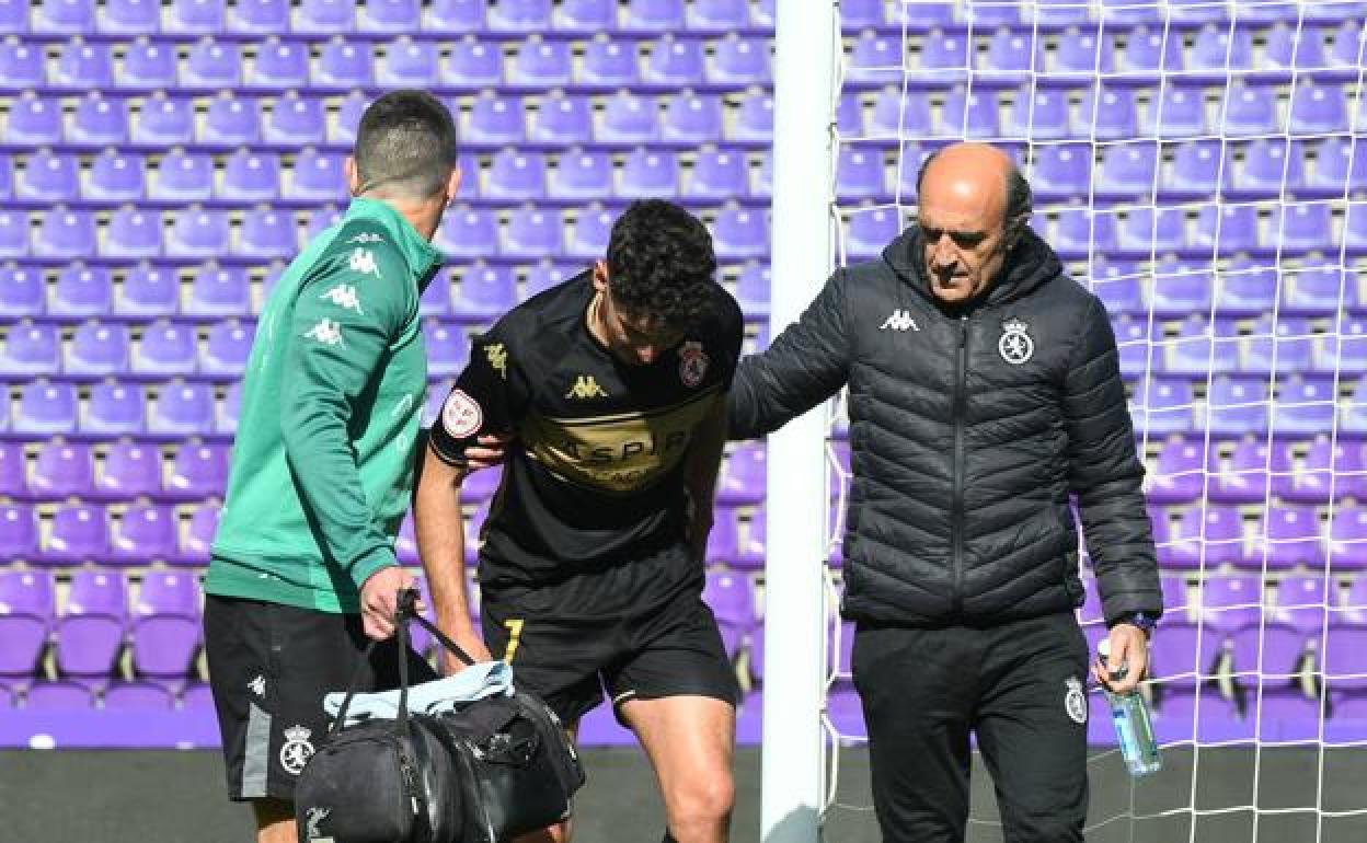 Aarón Piñán se retira lesionado en el encuentro ante Valladolid Promesas. 