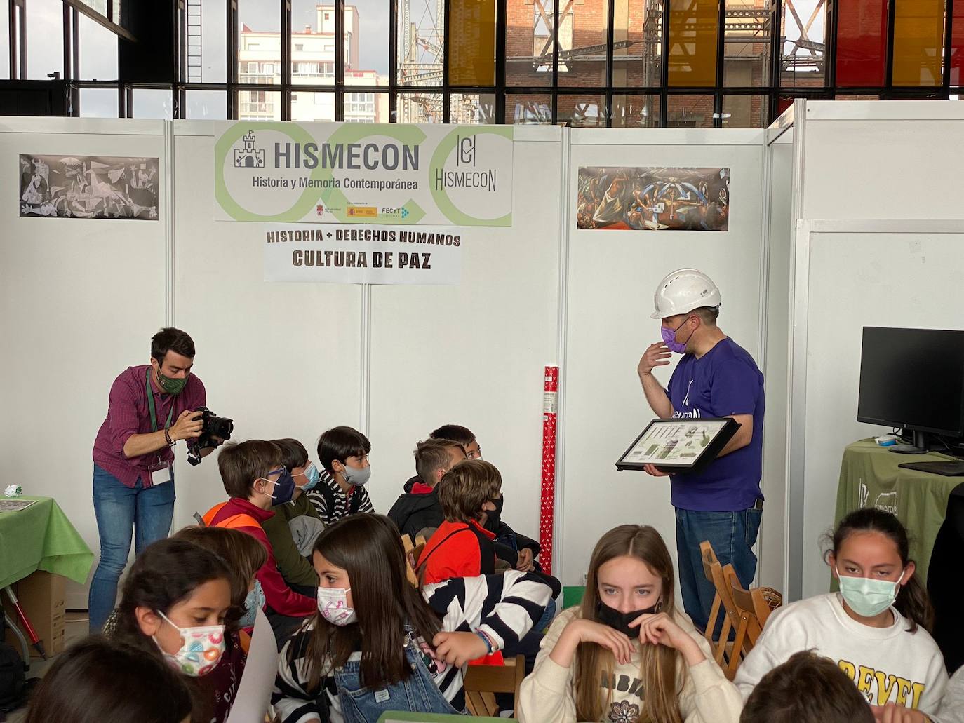 A lo largo de los próximos tres días el Palacio de Exposiciones se abre a la tercera edición de Expociencia de la Universidad de León 2022. Se trata de una cita que acoge a más de 5.000 escolares, que aprenderán de ciencia e investigación en los 43 stands disponibles de la institución educativa. 