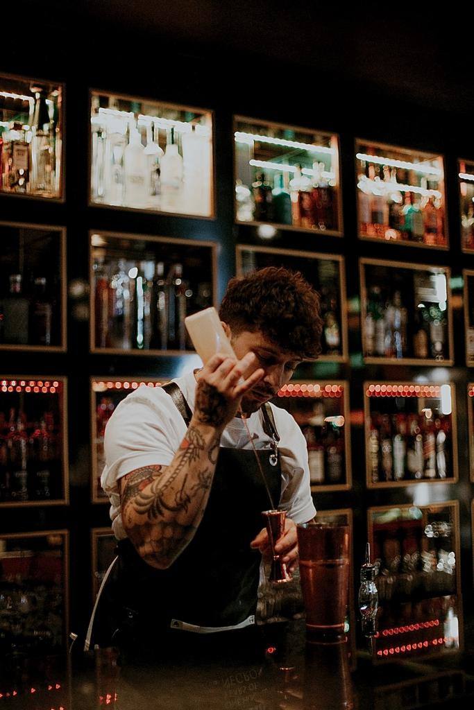 Preparación del cóctel Siete Lagrimas, del bartender leonés Cristian Martínez. 