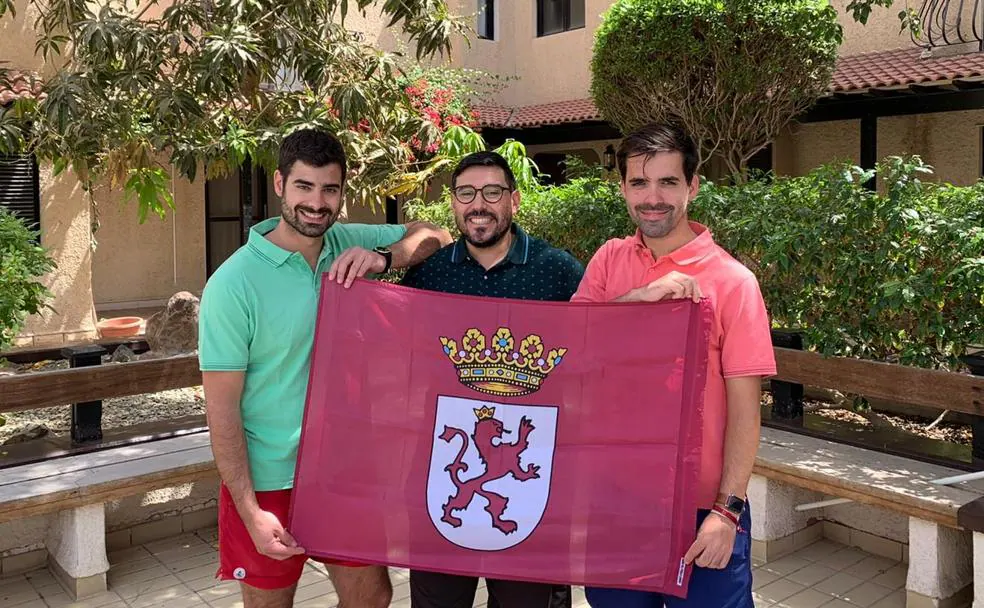 Los tres embajadores leoneses en la ciudad saudí de Jeddah sujetan una bandera de León en la urbanización en la que residen.