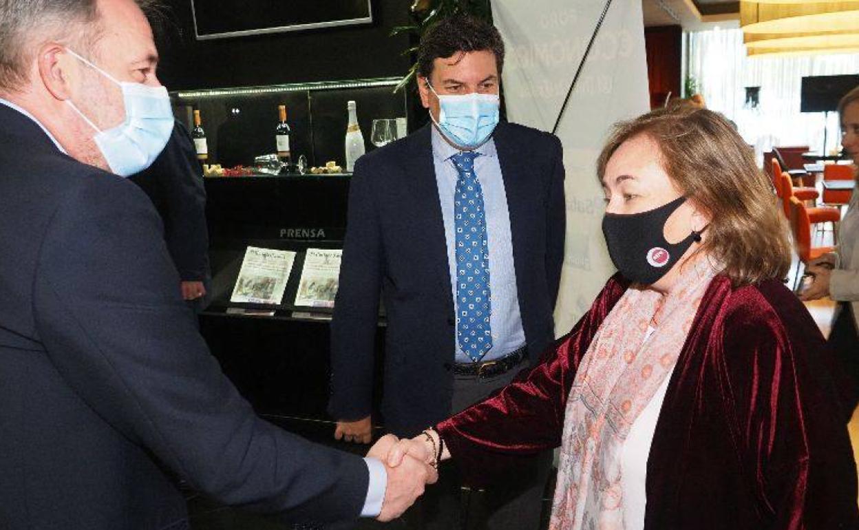 La presidenta de la AIReF participa en el Foro Económico de El Norte de Castilla. En la imagen junto al consejero de Economía, Carlos Fernández Carriedo, y el director de El Norte de Castilla, Ángel Ortiz.