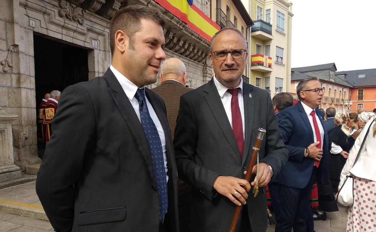 El alcalde de Ponferrada, Olegario Ramón, junto al concejal de Medio Rural, Iván Alonso. 