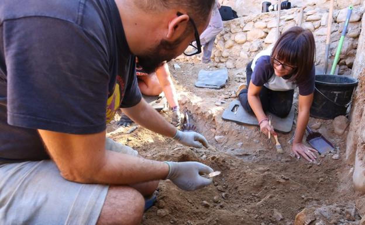 Exhumación de restos en el cementerio de Villadangos del Páramo.