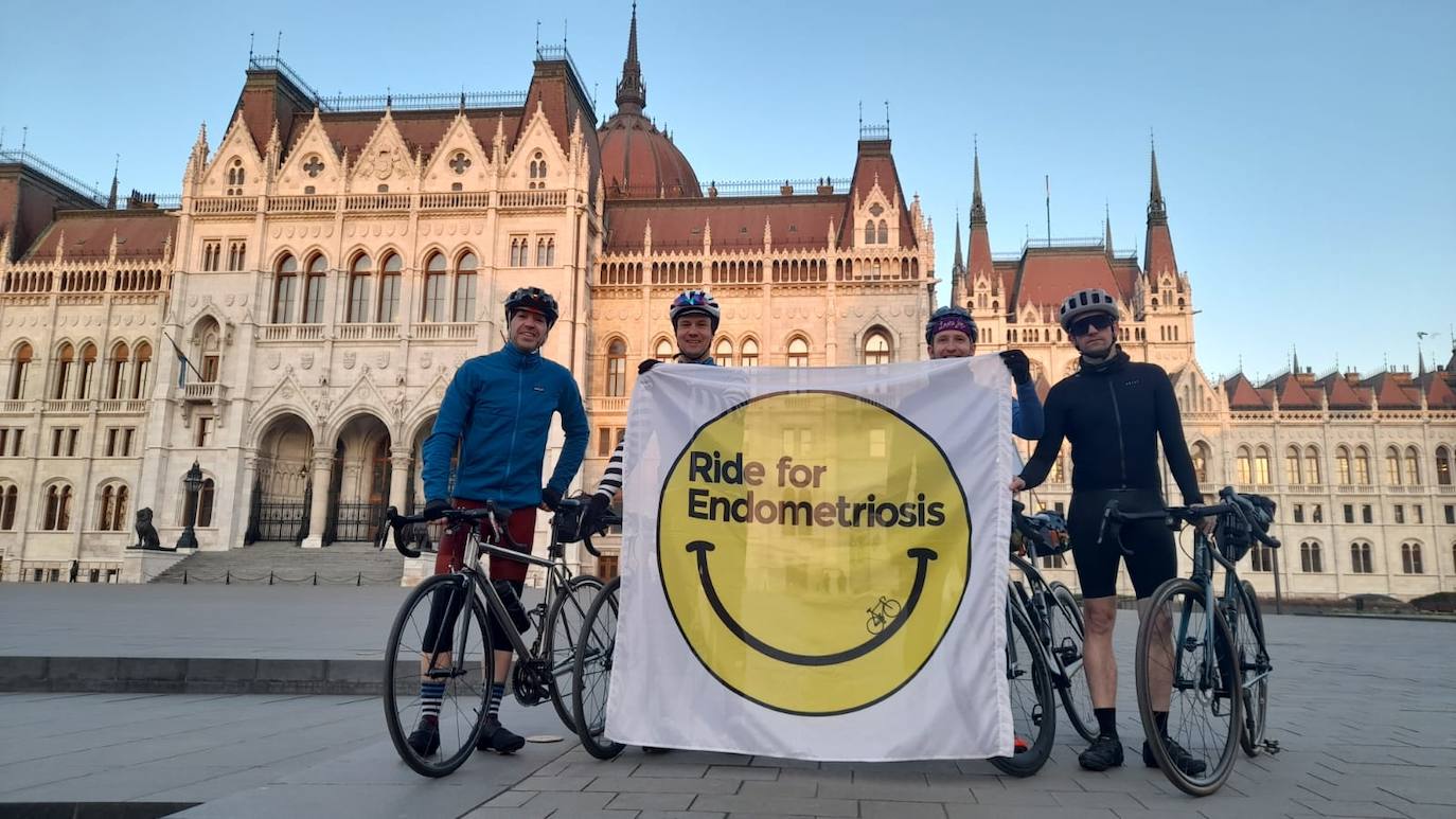 El catalán Jordi Girones recorrerá junto a su mujer, Carine Buncsi, diagnosticada con endometriosis desde 2019, 200 kilómetros del Camino de Santiago con salida desde Ponferrada para dar visibilidad a esta enfermedad | Una campaña de crowdfunding recauda fondos para la la Asociación de Endometriosis en España.