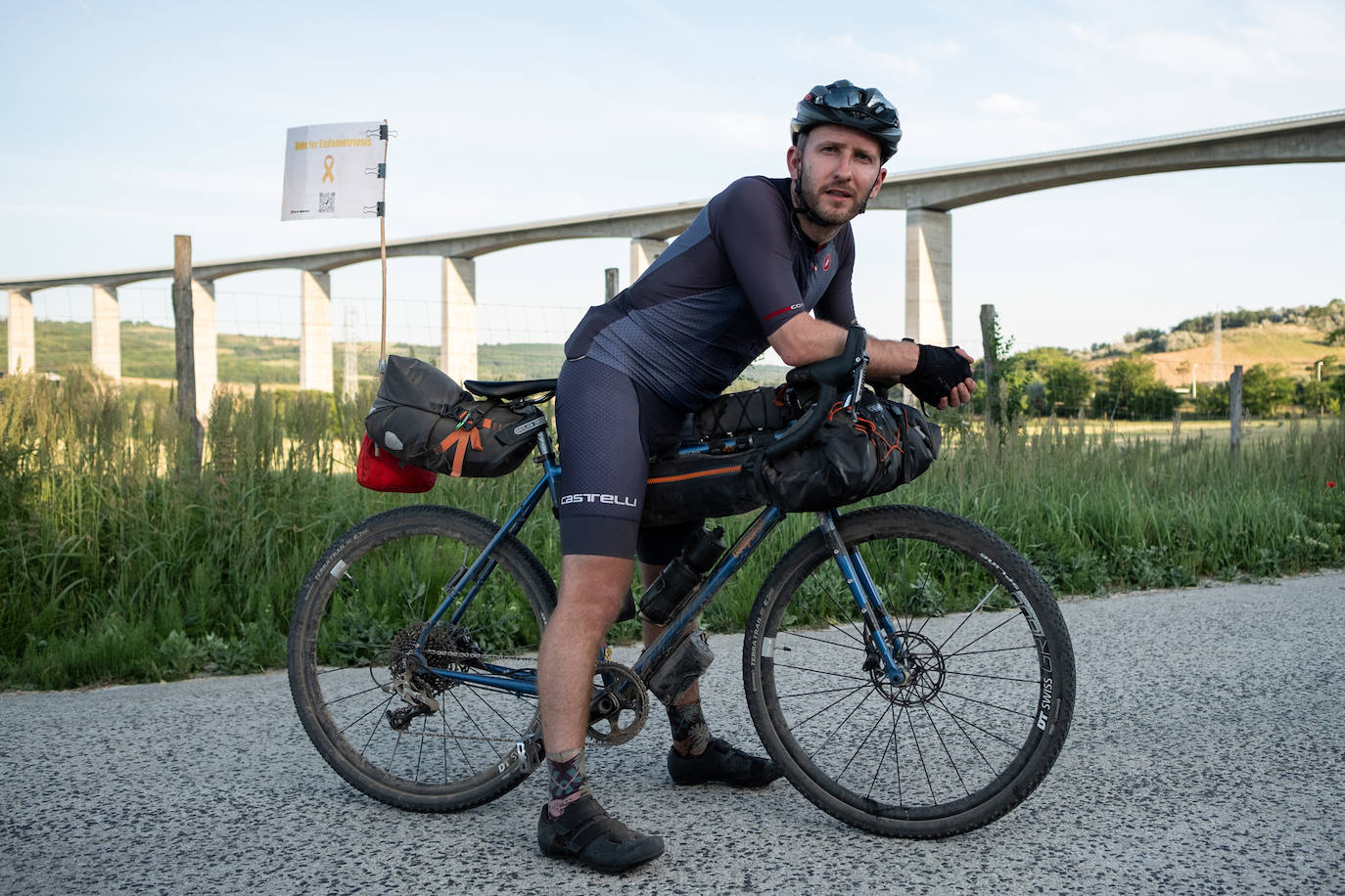 El catalán Jordi Girones recorrerá junto a su mujer, Carine Buncsi, diagnosticada con endometriosis desde 2019, 200 kilómetros del Camino de Santiago con salida desde Ponferrada para dar visibilidad a esta enfermedad | Una campaña de crowdfunding recauda fondos para la la Asociación de Endometriosis en España.