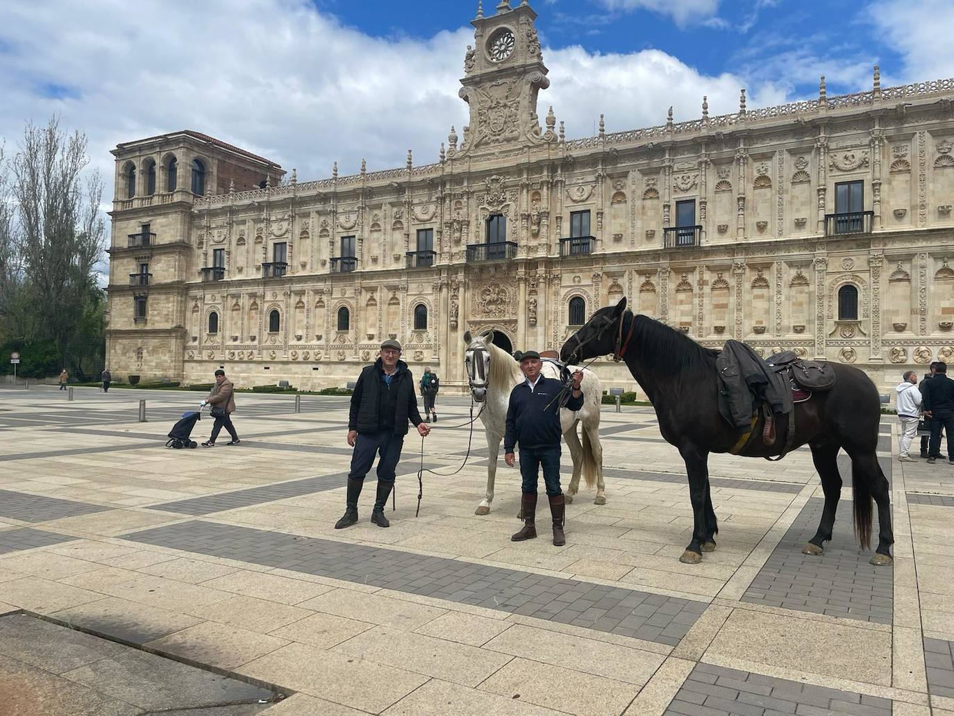 Fotos: De León a Santiago a lomos de Olaf y Giraldilla