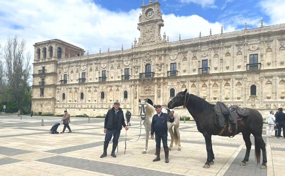 Tino y Manolo a su paso por el Parador de San Marcos en el primer día de su viaje a Santiago de Compostela. 