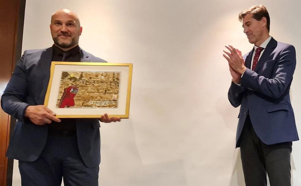 Manolo Martínez, exatleta leones, en la primera gala de la fundación que llevará su nombre. En la imagen, el exlanzador de peso leonés junto al presidente de la Federación Española de Atletismo.