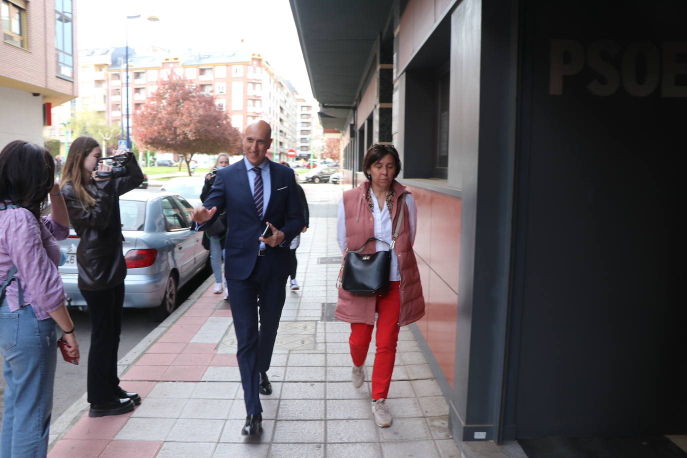 Llegada de los participantes y reuniones de las ejecutivas en la sede del PSOE de León