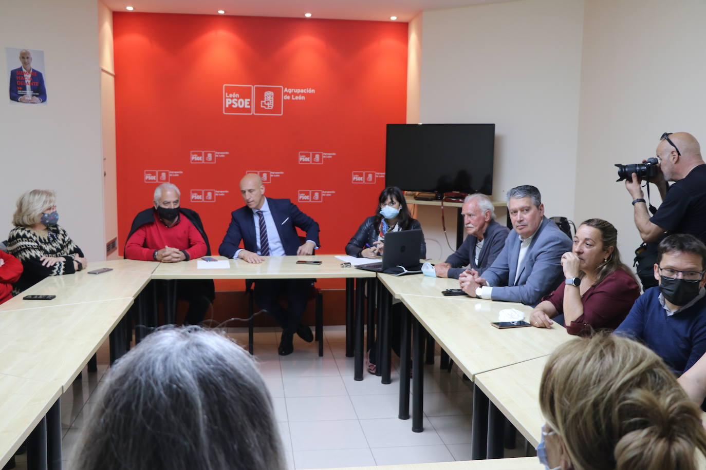 Llegada de los participantes y reuniones de las ejecutivas en la sede del PSOE de León