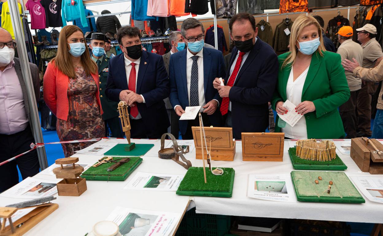 La delegada del Gobierno , Virginia Barcones y el el director general de Patrimonio Natural y Política Forestal, José Ángel Arranz durante la inauguración de la XVIII feria venatoria Venalmazán (Soria).