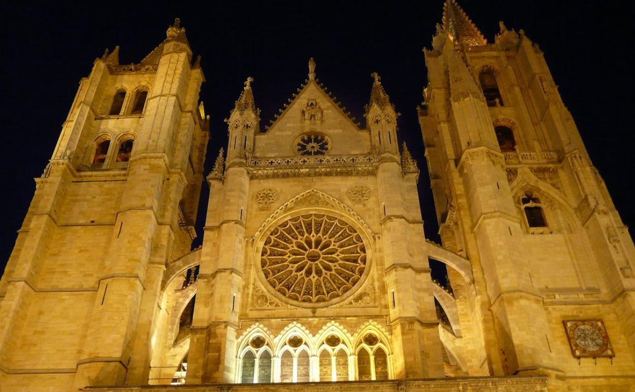 Imagen de la Catedral de León con la iluminación nocturna que ofrece en la actualidad. 