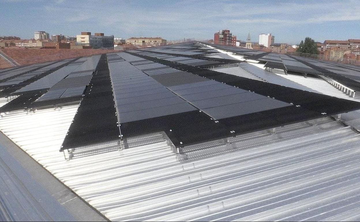 Imagen de las placas solares ubicadas en la techumbre del Palacio de Exposiciones de León. 