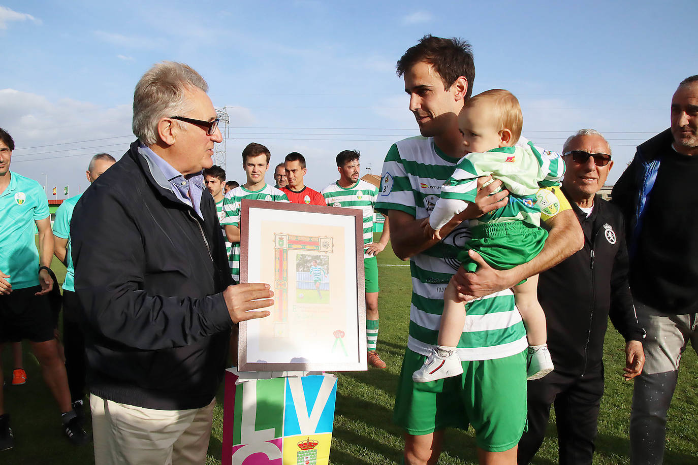 El conjunto verdiblanco tributa un homenaje a su capitán, que se retira del fútbol con un gol que no valió para sumar un triunfo