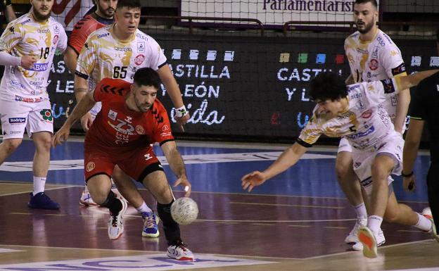 Galería. Casqueiro pelea un balón dividido.