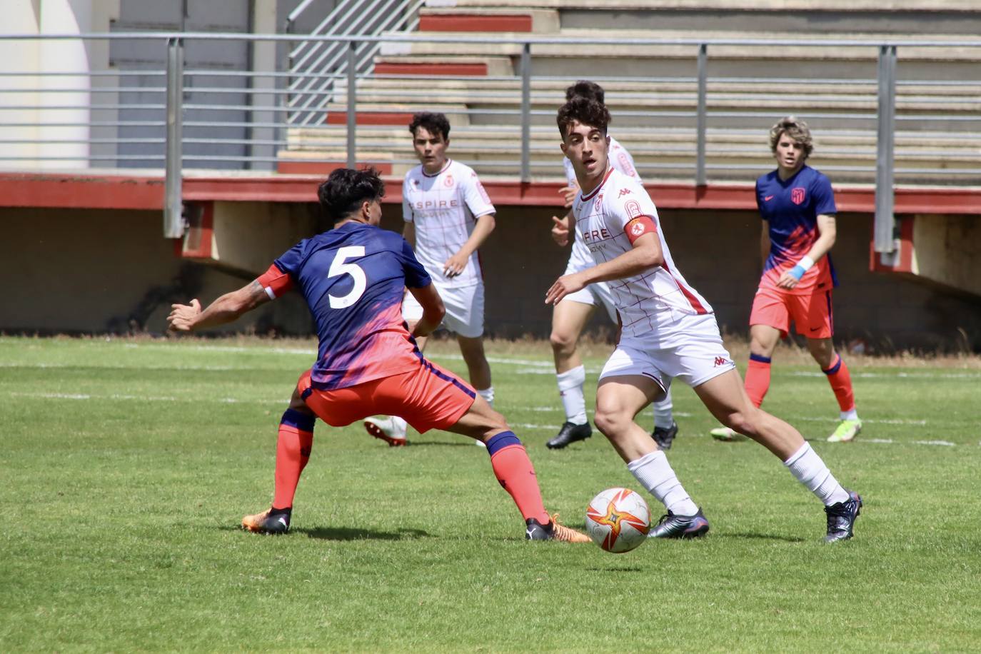 El conjunto leonés presenta batalla a los de Fernando Torres pero caen derrotados.