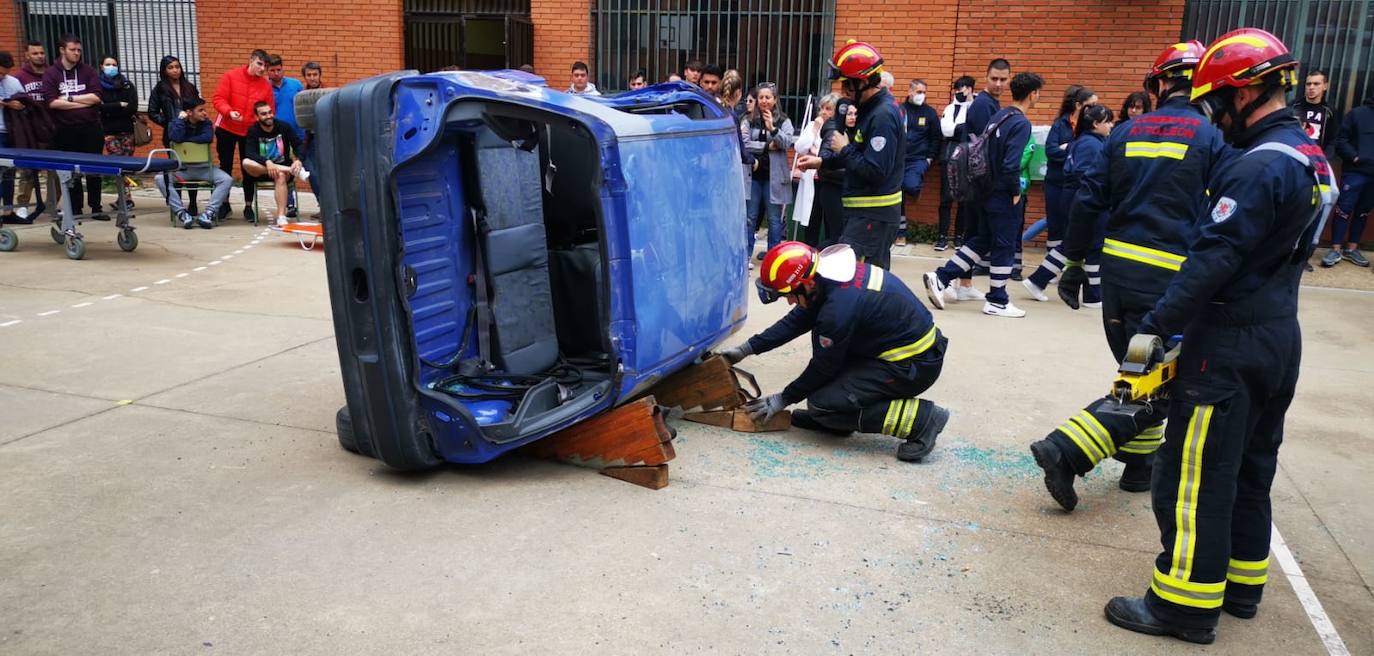 Imagen del simulacro realizado por el cuerpo municipal de bomberos de León en el colegio Giner de los Ríos. 