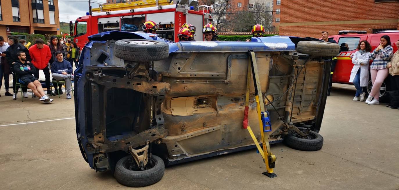 Imagen del simulacro realizado por el cuerpo municipal de bomberos de León en el colegio Giner de los Ríos. 