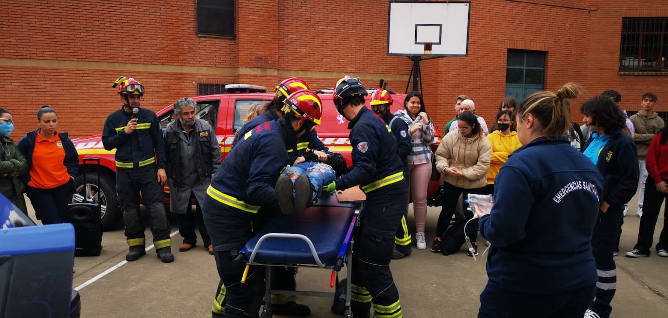 Imagen del simulacro realizado por el cuerpo municipal de bomberos de León en el colegio Giner de los Ríos. 