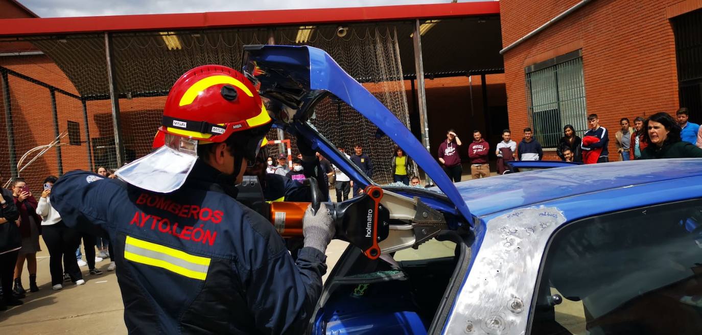 Imagen del simulacro realizado por el cuerpo municipal de bomberos de León en el colegio Giner de los Ríos. 