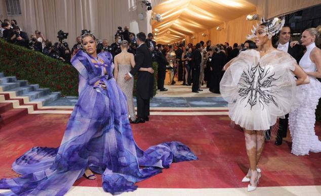 La cantante Teyana Taylor (izquierda) y la modelo Winnie Harlow, con vestido de Iris Van Herpen.