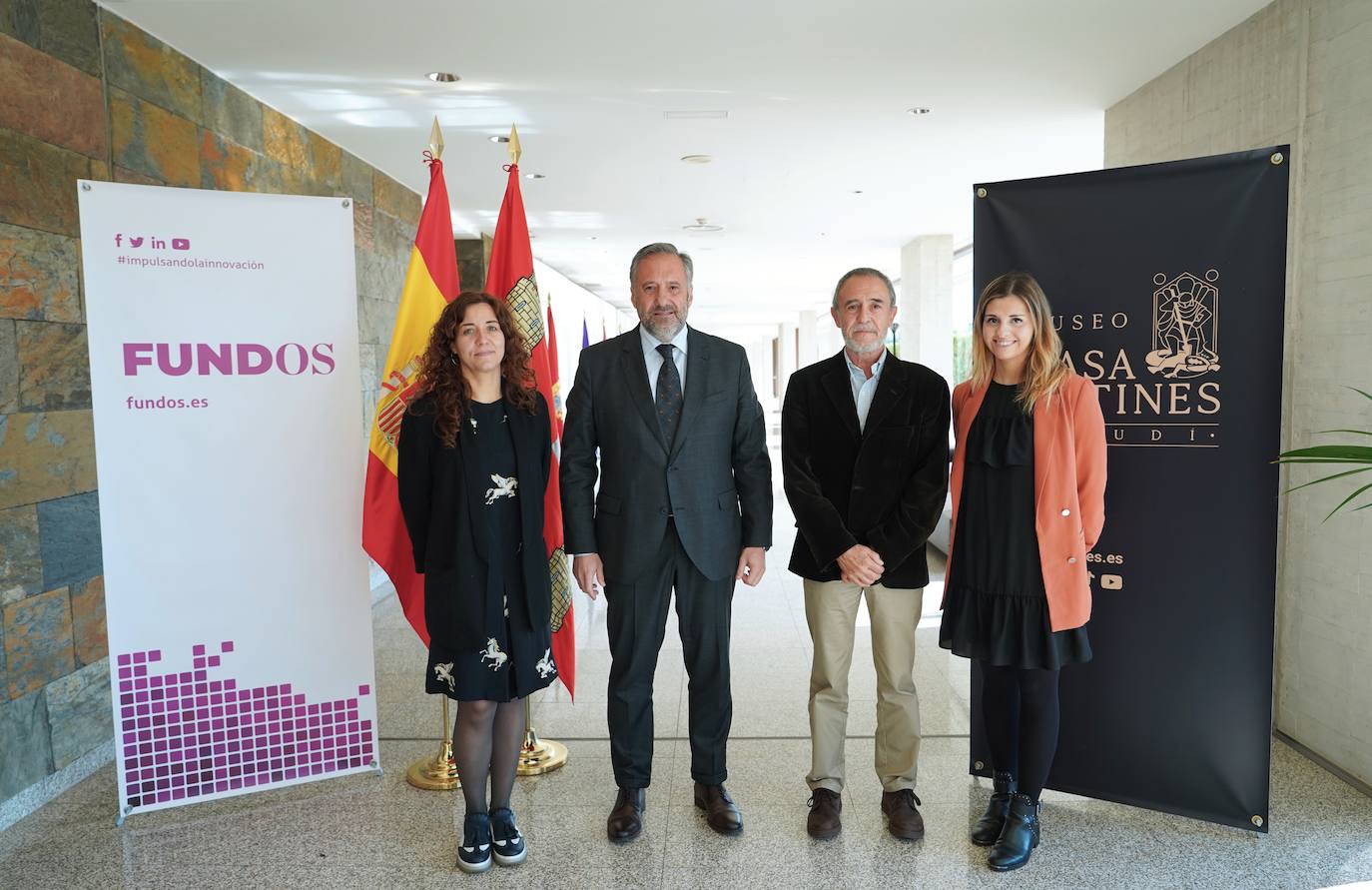 El presidente de las Cortes de Castilla y León, Carlos Pollán; el vicepresidente de la Fundación Obra Social de Castilla y León FUNDOS, Leandro Martín Puertas; la directora del Museo Casa Botines Gaudí, Noemí Martínez; y de la coordinadora del área de Acción Cultural y Difusión del Museo, Marta Sabugo.