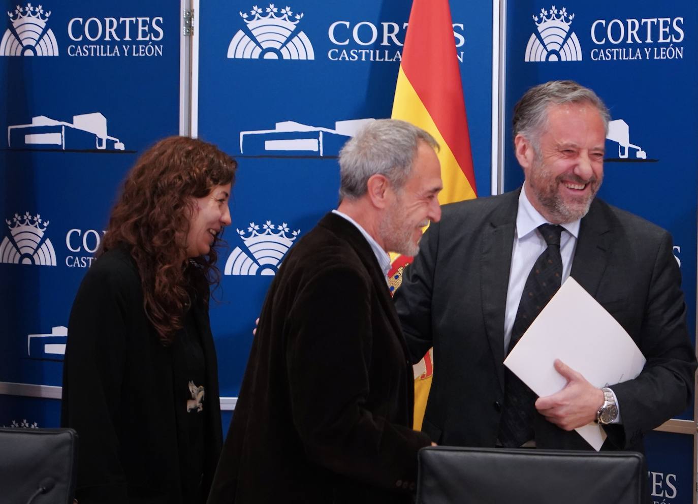 El presidente de las Cortes de Castilla y León, Carlos Pollán; el vicepresidente de la Fundación Obra Social de Castilla y León FUNDOS, Leandro Martín Puertas; la directora del Museo Casa Botines Gaudí, Noemí Martínez; y de la coordinadora del área de Acción Cultural y Difusión del Museo, Marta Sabugo.