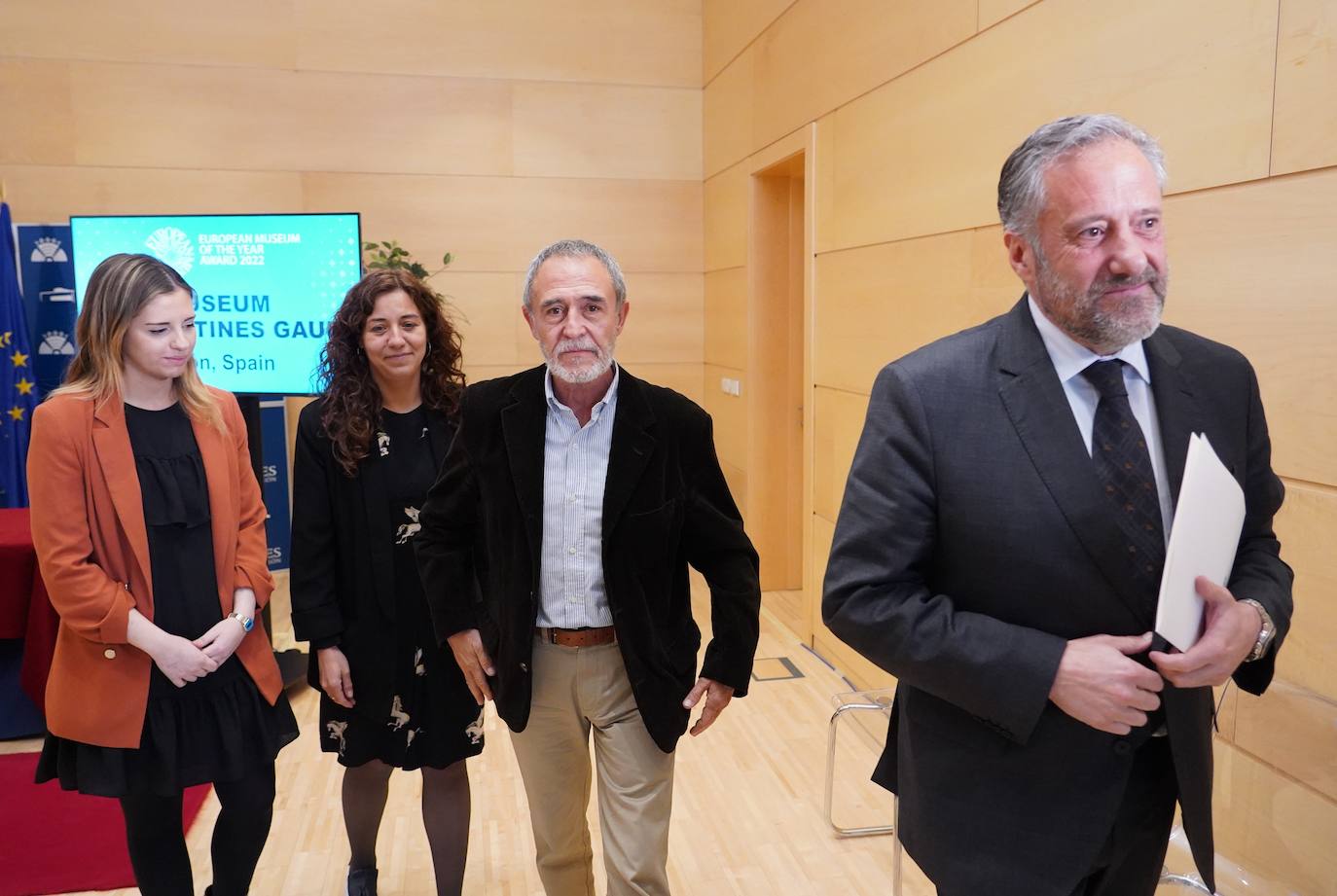 El presidente de las Cortes de Castilla y León, Carlos Pollán; el vicepresidente de la Fundación Obra Social de Castilla y León FUNDOS, Leandro Martín Puertas; la directora del Museo Casa Botines Gaudí, Noemí Martínez; y de la coordinadora del área de Acción Cultural y Difusión del Museo, Marta Sabugo.