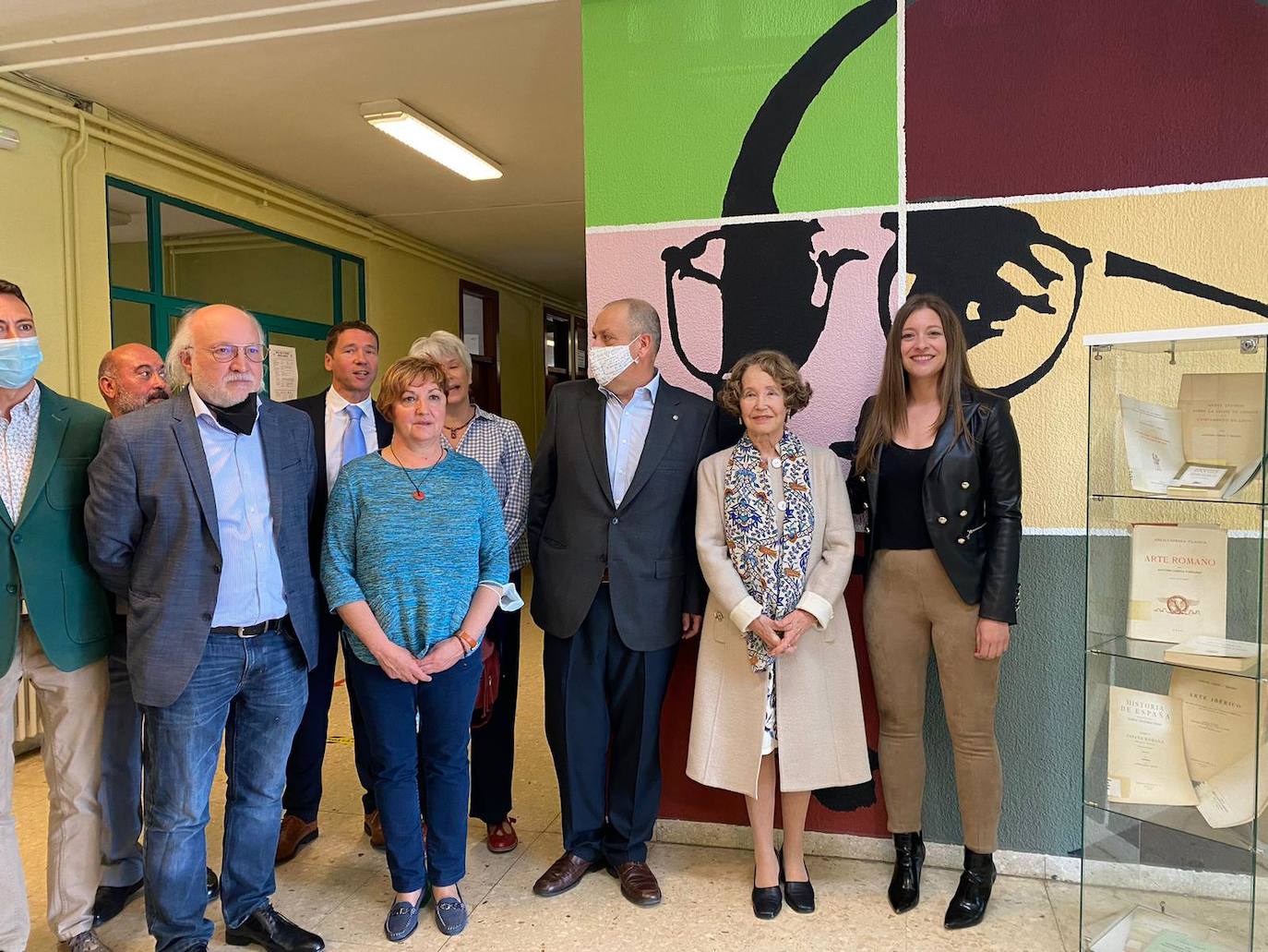 Acto de entrega al IES Antonio García Bellido de la Medalla de Oro con la presencia de la delegada territorial de la Junta de Castilla y León, Ester Muñoz, con la profesora e investigadora española, Mª Paz García Bellido. 