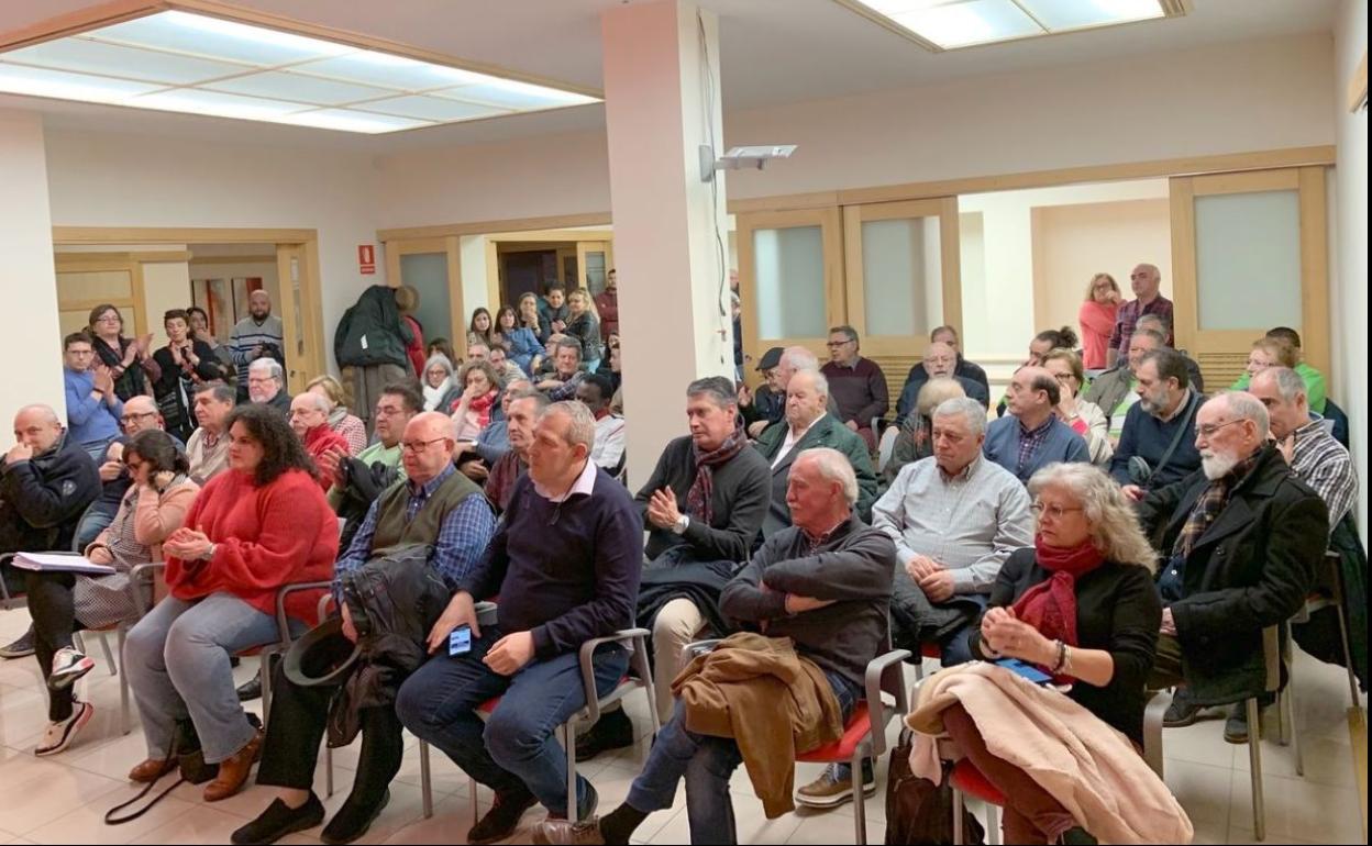 Militantes de la Agrupación Local de León durante una reunión con su secretario general y alcalde. 