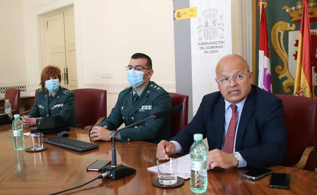 El subdelegado del Gobierno, Faustino Sánchez, acompañado por el teniente coronel jefe accidental de la Comandancia de la Guardia Civil de León, César Sánchez Sutil. 