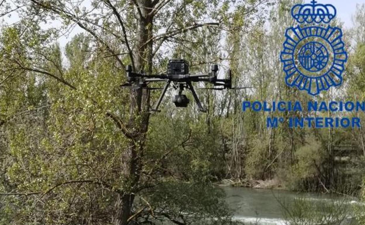 Imagen del Dron de la Policía Nacional en la captura de imágenes en el entorno del río. 