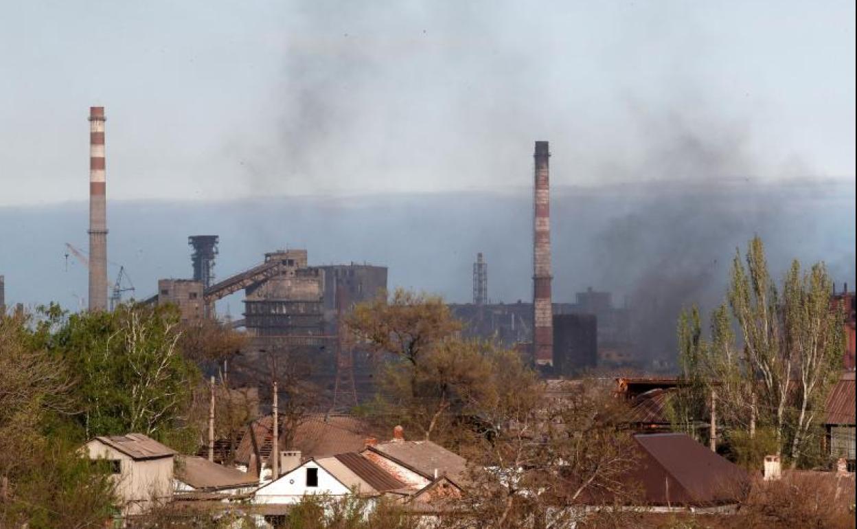 Una columna de humo sale de la acería Azovstal de Mariúpol.